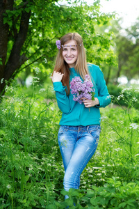 用花环春天公园里美丽的年轻女子的画像