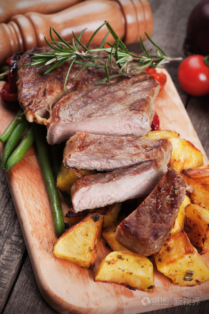 牛排配烤土豆