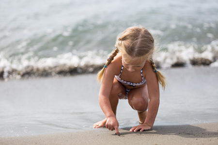 坐在沙滩上的小女孩