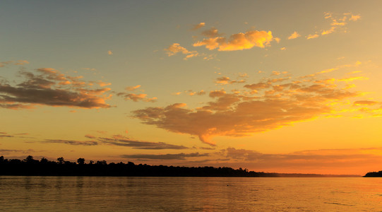 Tha 湄公河河乌汶府，那天早上天空的颜色