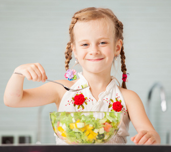 小女孩吃蔬菜沙拉