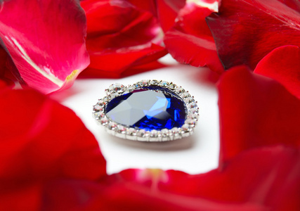 蓝宝石的心扉，在玫瑰花瓣