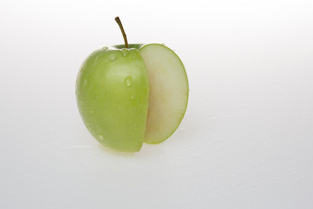 绿色苹果。白色查出的水果集
