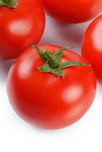 红色新鲜的西红柿上白色孤立