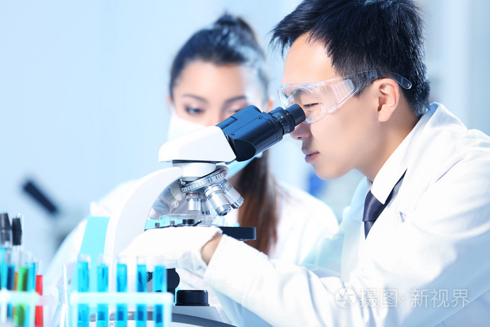 在实验室工作的医学技术人员