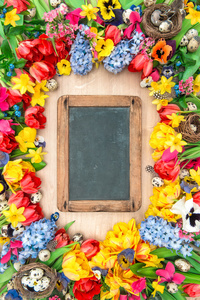节日背景黑板。春天的花朵复活节彩蛋