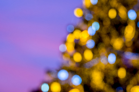 圣诞树灯颜色和抽象背景