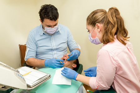 牙医做牙科治疗的病人