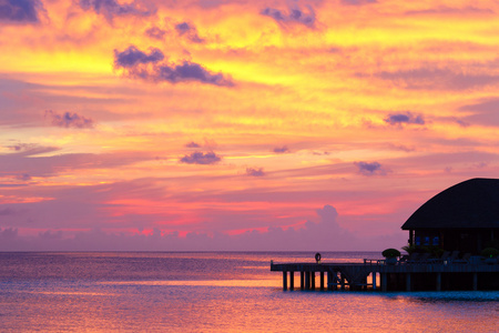 美丽七彩的晚霞，在热带岛屿上在印度洋的马尔代夫