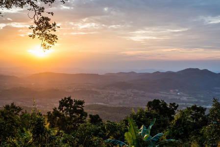 光的夕阳，在泰国的山背景