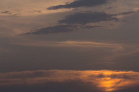 多彩的夕阳的天空背景