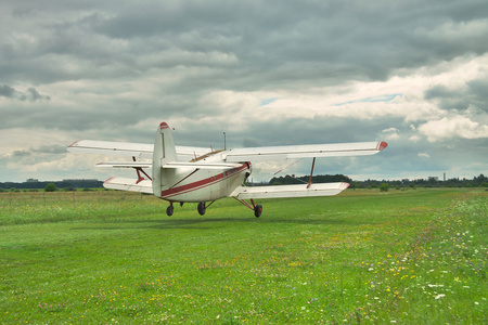 螺旋风暴老螺旋桨双翼飞机起飞到风暴照片