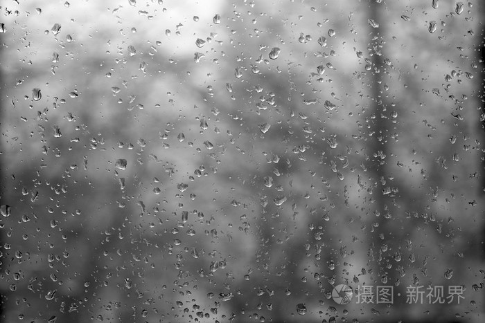 在窗口上的雨滴