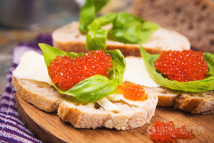 红鱼子酱面包上