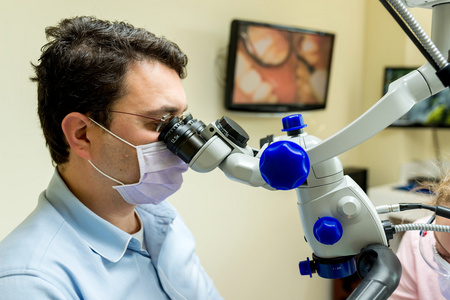 牙医用显微镜做牙科治疗的病人图片