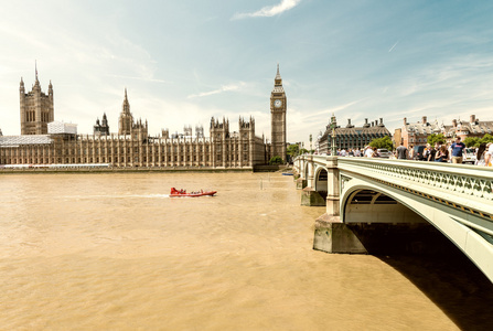 伦敦2015 年 5 月 10 日。威斯敏斯特桥沿线休息的游客
