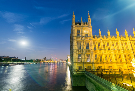 沿着河泰晤士河，英国伦敦地标