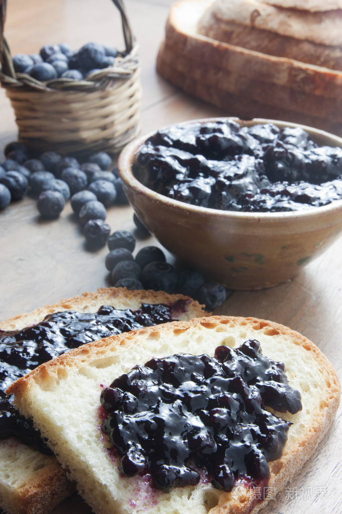 蓝莓果酱的面包