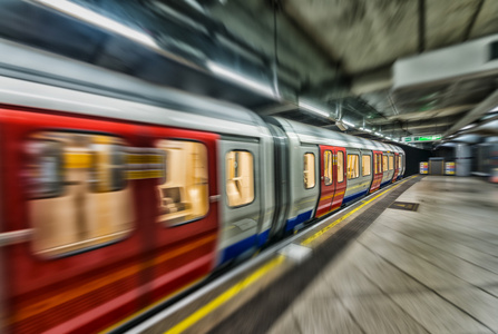 快速行驶的地铁列车在伦敦地铁站
