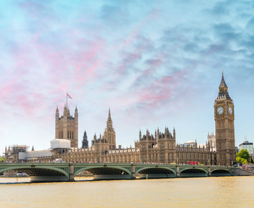 沿着河泰晤士河，英国伦敦地标