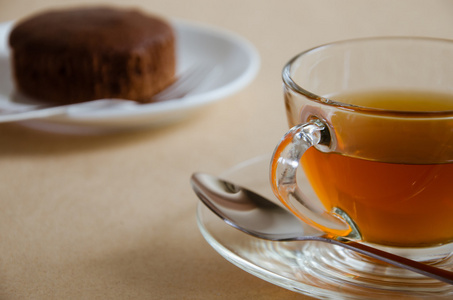 玻璃杯茶和茶歇的巧克力蛋糕