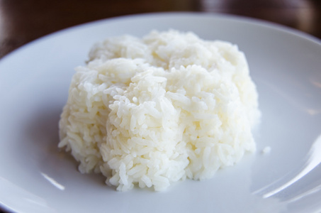 煮熟的米饭在白盘子里