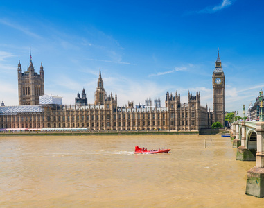 沿着河泰晤士河，英国伦敦地标