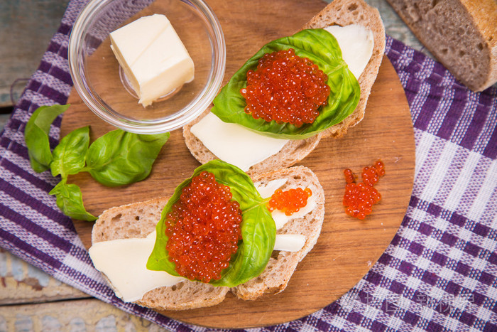 红鱼子酱面包上