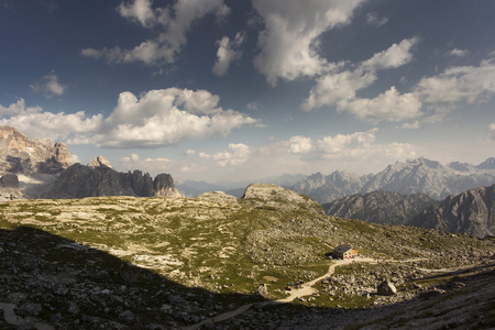 在国家公园 Tre 犯罪 di Lavaredo 的美丽景观。白云