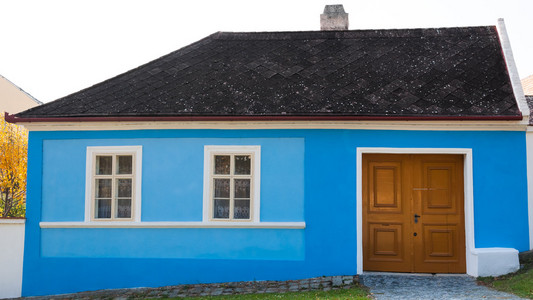 可爱的蓝色的彩色的传统的房子