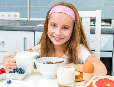 小女孩吃早餐图片