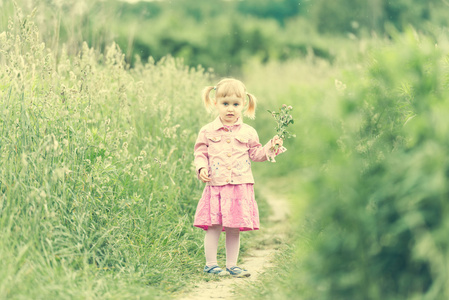 可爱的小女孩在草地上