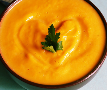 奶油南瓜汤在碗里用欧芹