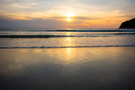 在日落的热带海滩