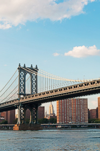 美国纽约市 曼哈顿大桥的景色, 这是一座横跨东河的悬索桥, 从布鲁克林的 dumbo 社区可以看到