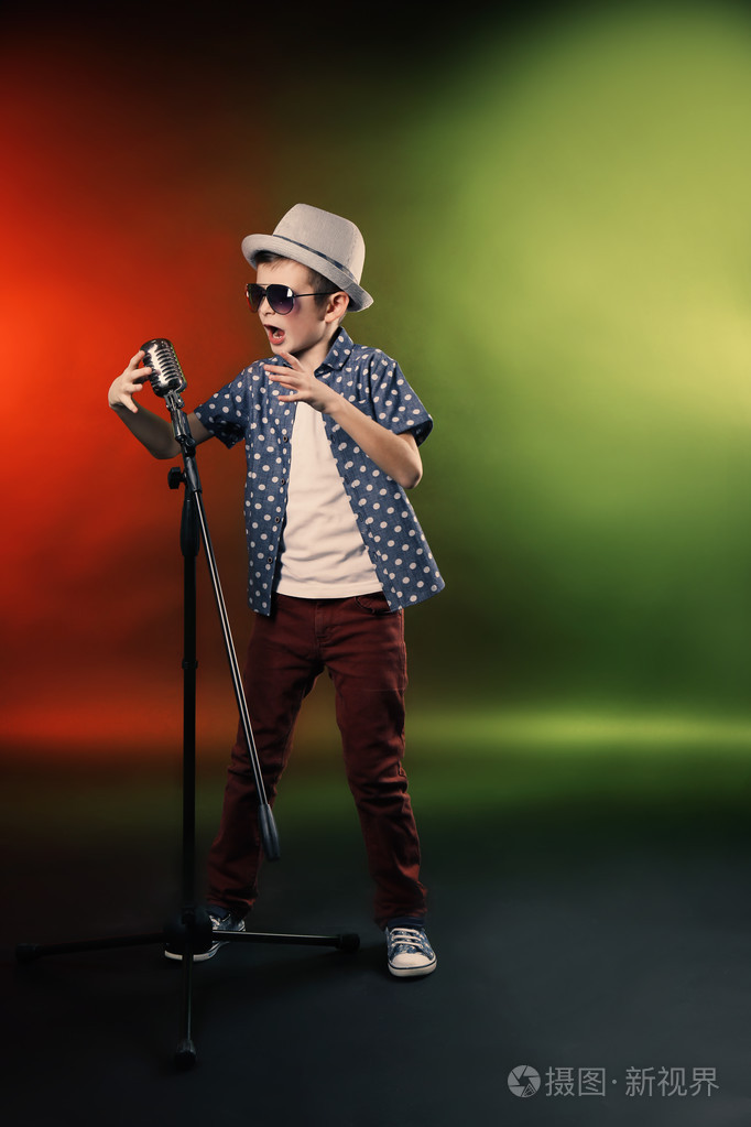 小男孩用麦克风唱歌