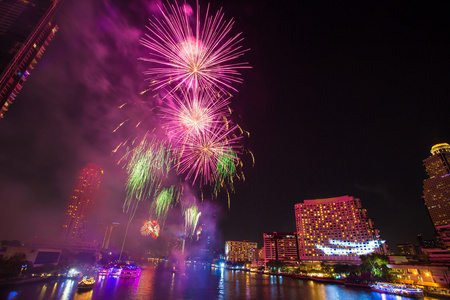 在倒计时庆祝党 2016年泰国曼谷湄南河的烟花