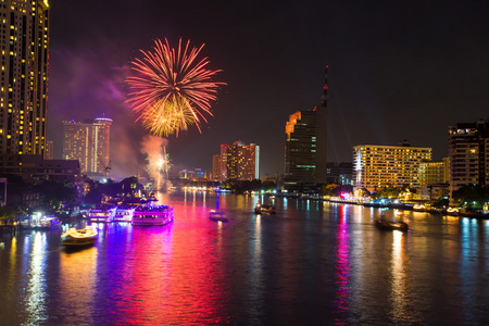 在倒计时庆祝党 2016年泰国曼谷湄南河的烟花