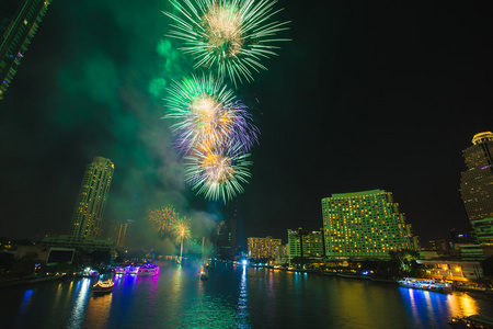 在倒计时庆祝党 2016年泰国曼谷湄南河的烟花