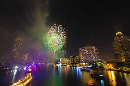 在倒计时庆祝党 2016年泰国曼谷湄南河烟烟花