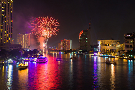 在倒计时庆祝党 2016年泰国曼谷湄南河的烟花