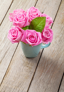新鲜的花园粉红玫瑰花束图片