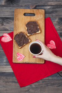 烤面包，巧克力浆料。在情人节的浪漫早餐。爱