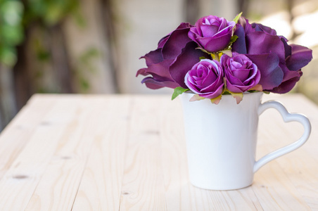 人工紫蔷薇在杯心形状手柄为爱