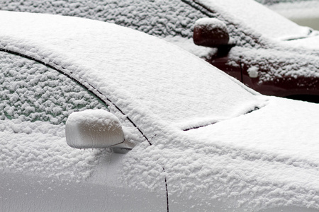 两辆车, 被雪覆盖