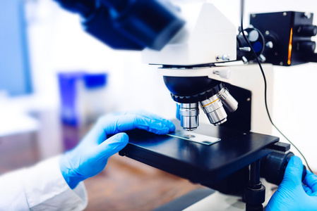 详细信息的医学实验室，科学家手使用化学生物显微镜。工程师测试样品