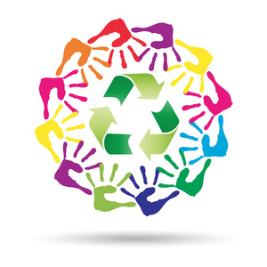 概念的圆周或螺旋作绘人类的手与生态隔离在白色背景上的绿色回收符号