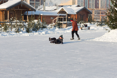 在冬天快乐家庭滑冰
