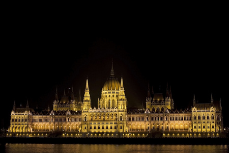 在晚上，匈牙利议会