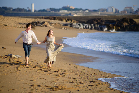 走在浪漫的海滩夫妇旅行度蜜月